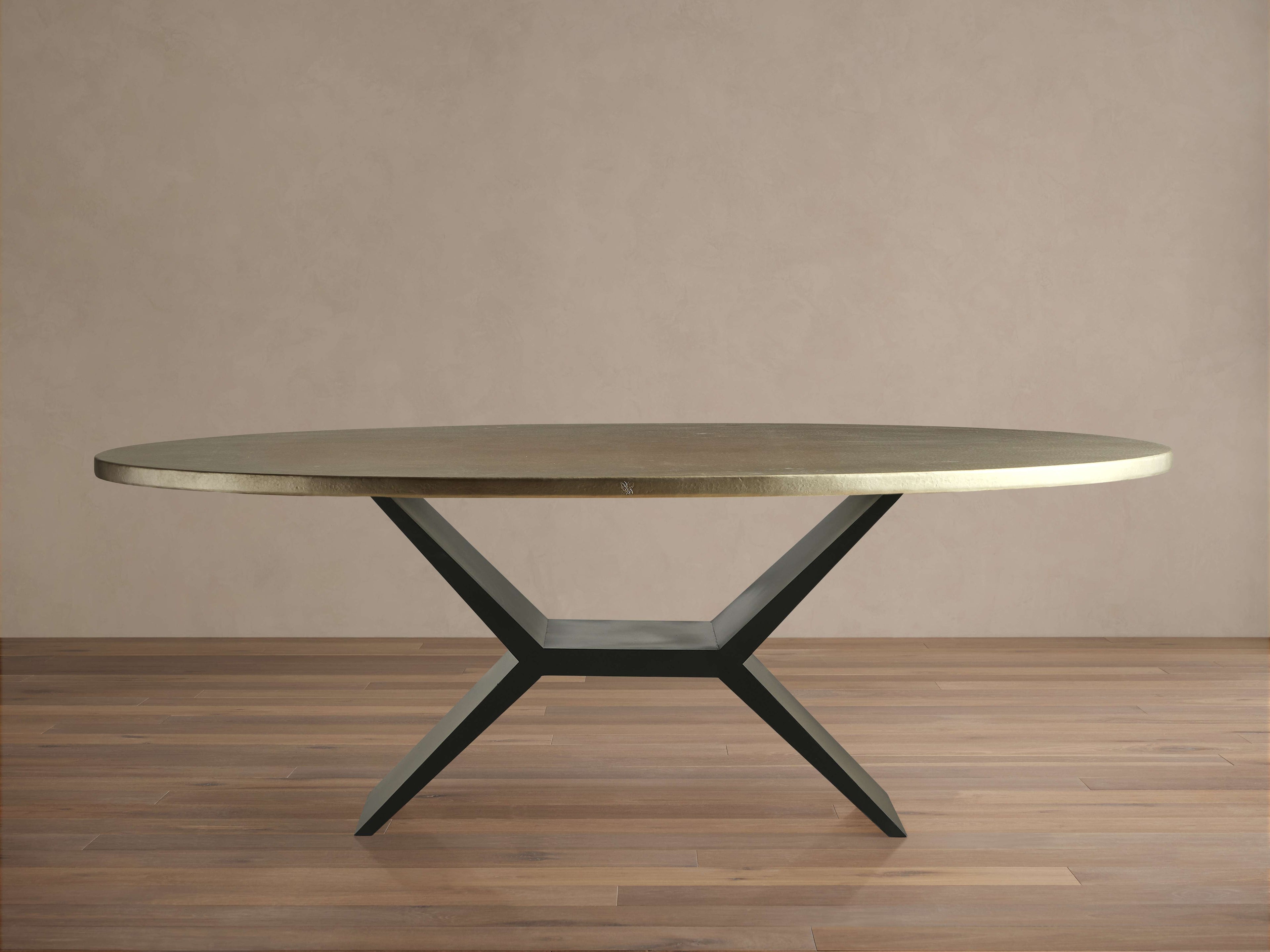 Table à manger en métal recyclé avec base Vertex