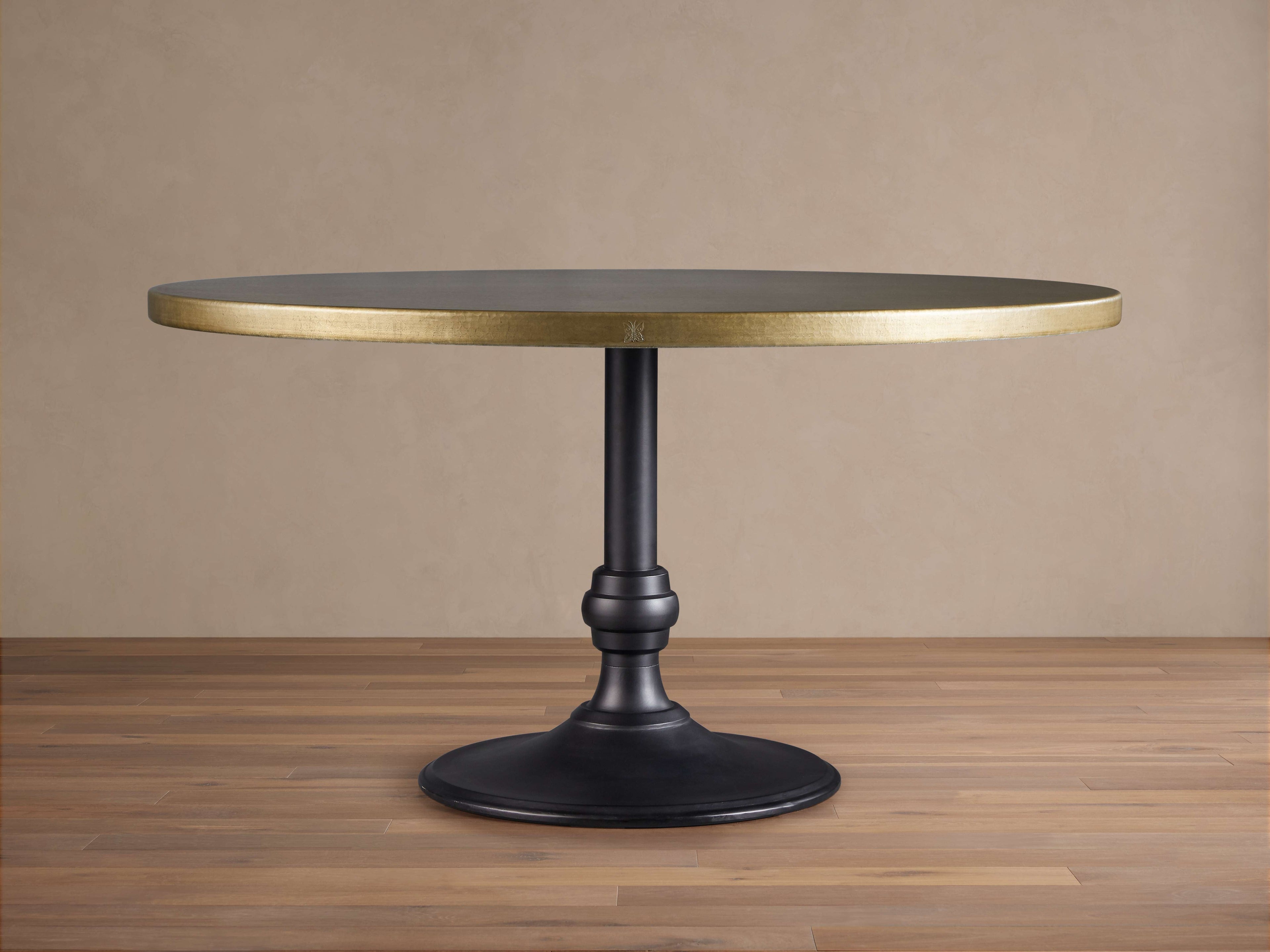 Table à manger en métal recyclé avec base Wade