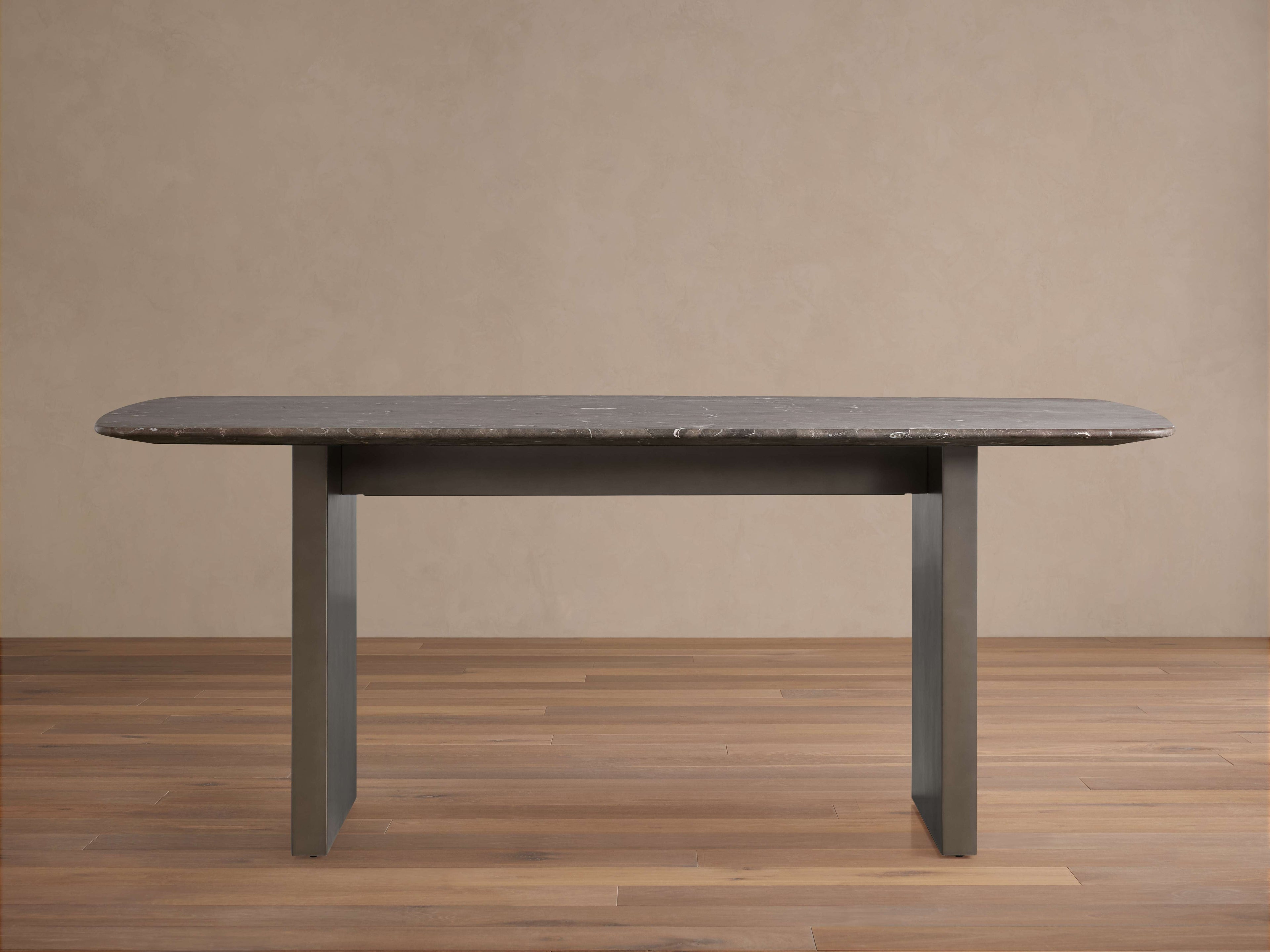 Table à manger en pierre Saint Germain avec base Clément