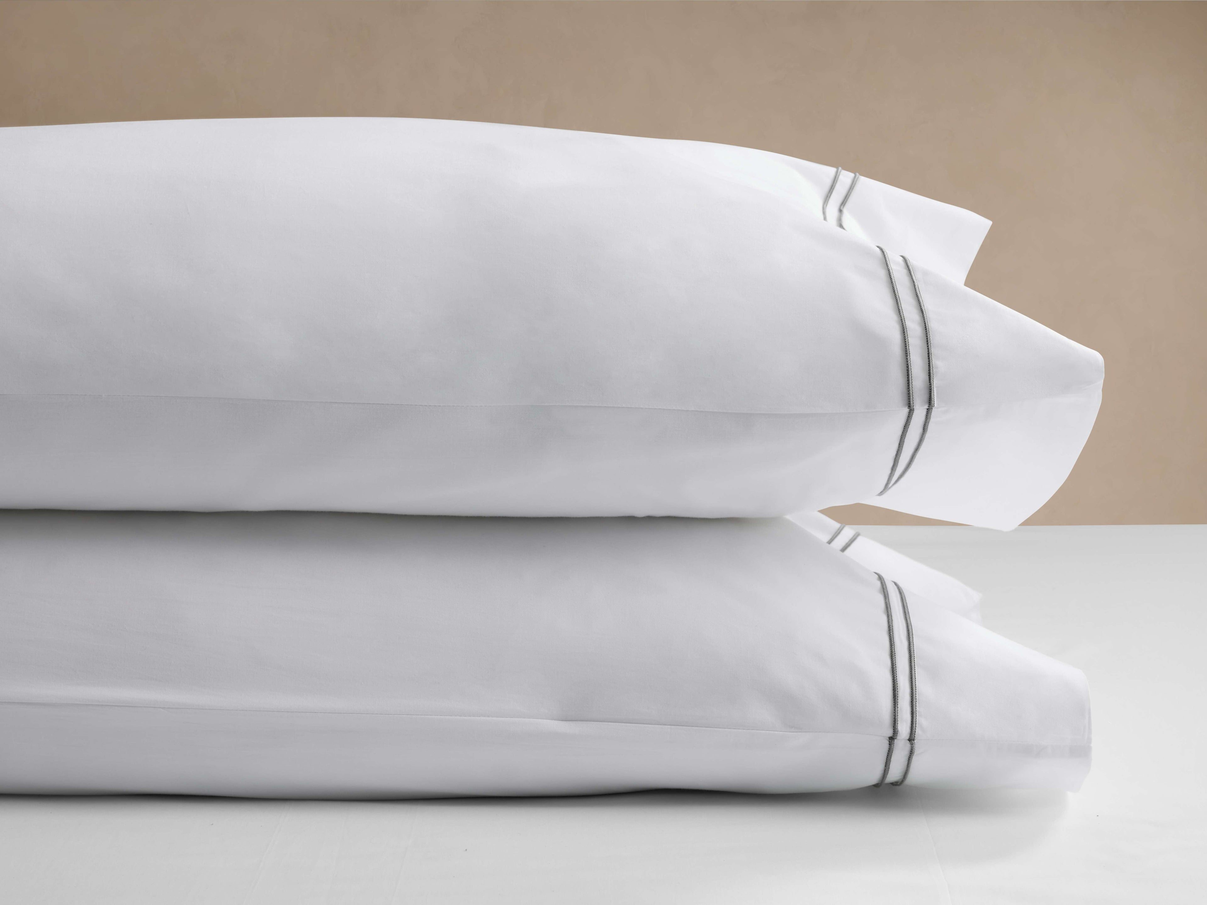 Taies d'oreiller en percale brodée italienne (lot de 2)