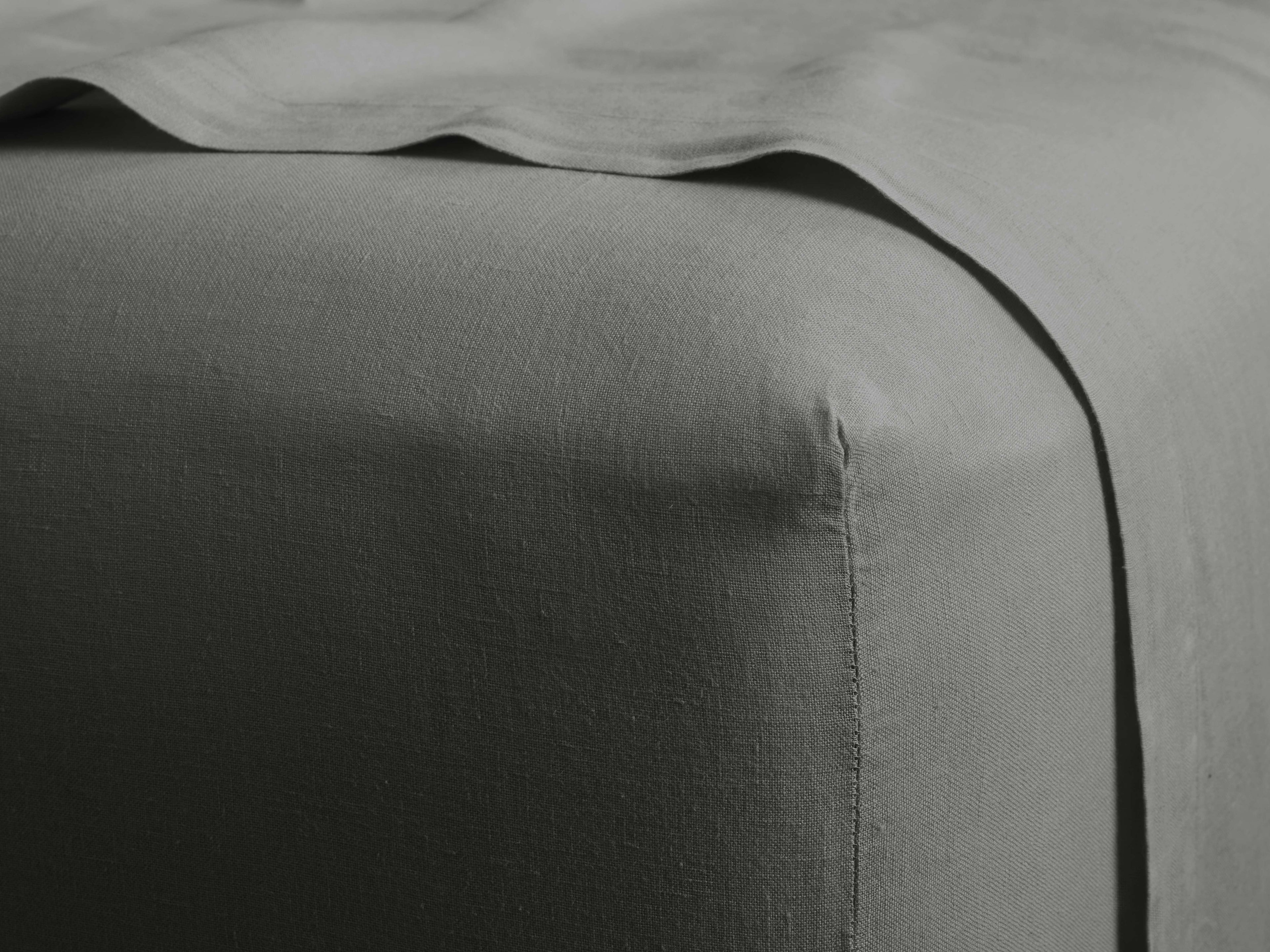 Drap-housse Queen en lin italien teint en pièce, couleur anthracite