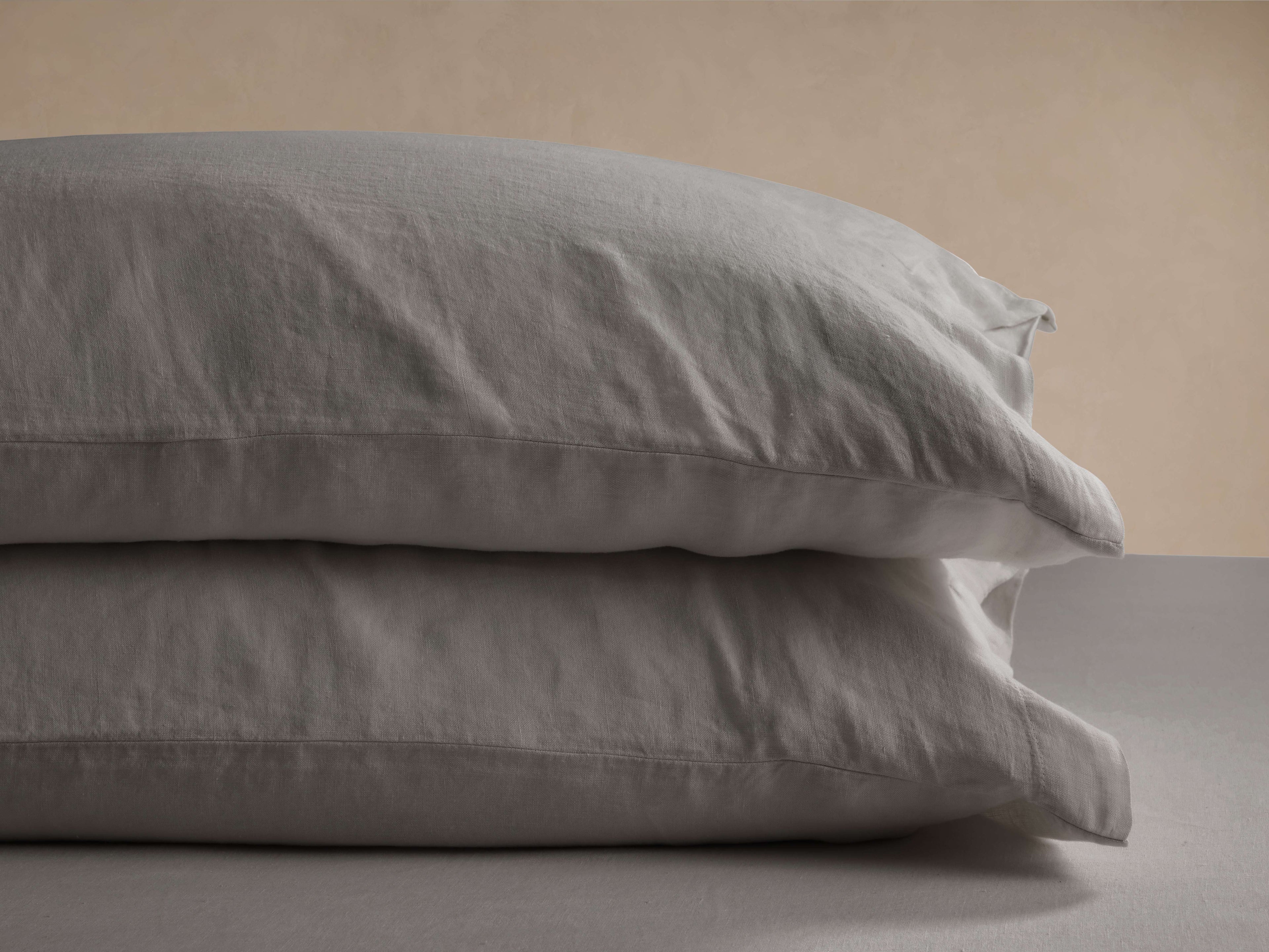 Taies d'oreiller en lin teint en pièce italienne couleur vison (lot de 2)