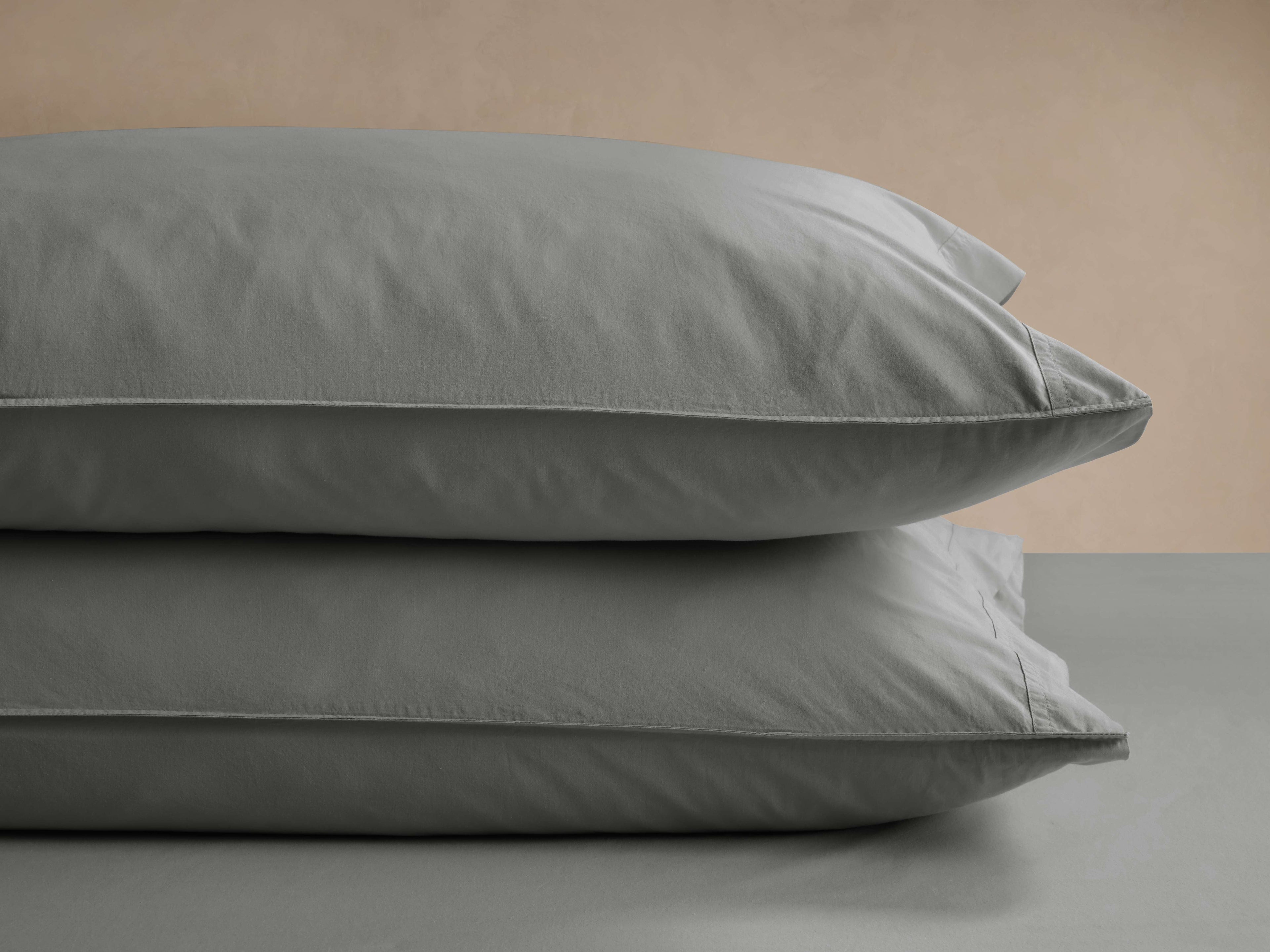 Taies d'oreiller en percale italienne teinte en pièce, couleur anthracite (lot de 2)