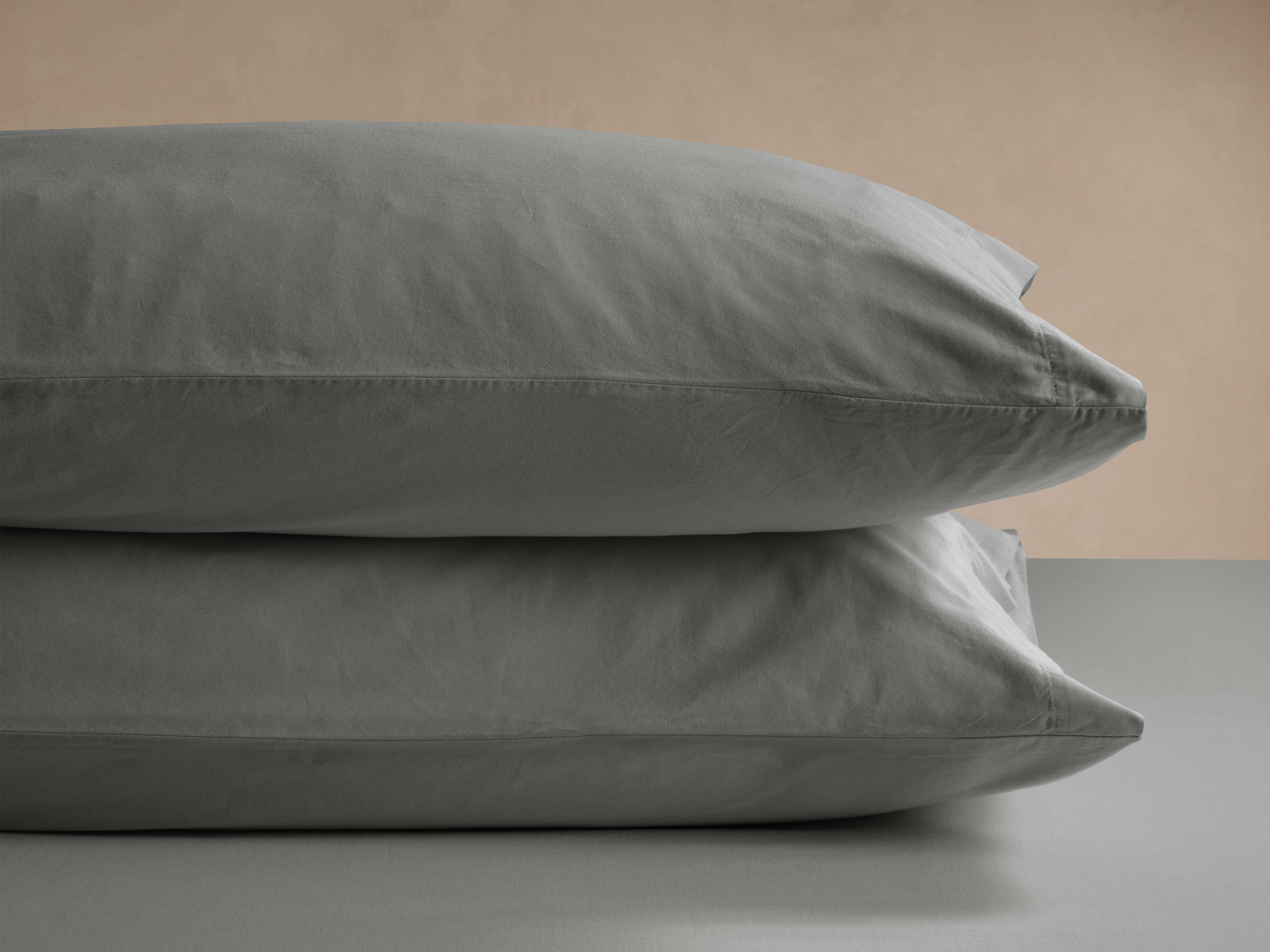 Taies d'oreiller en satin italien teint en pièce, couleur anthracite (lot de 2)