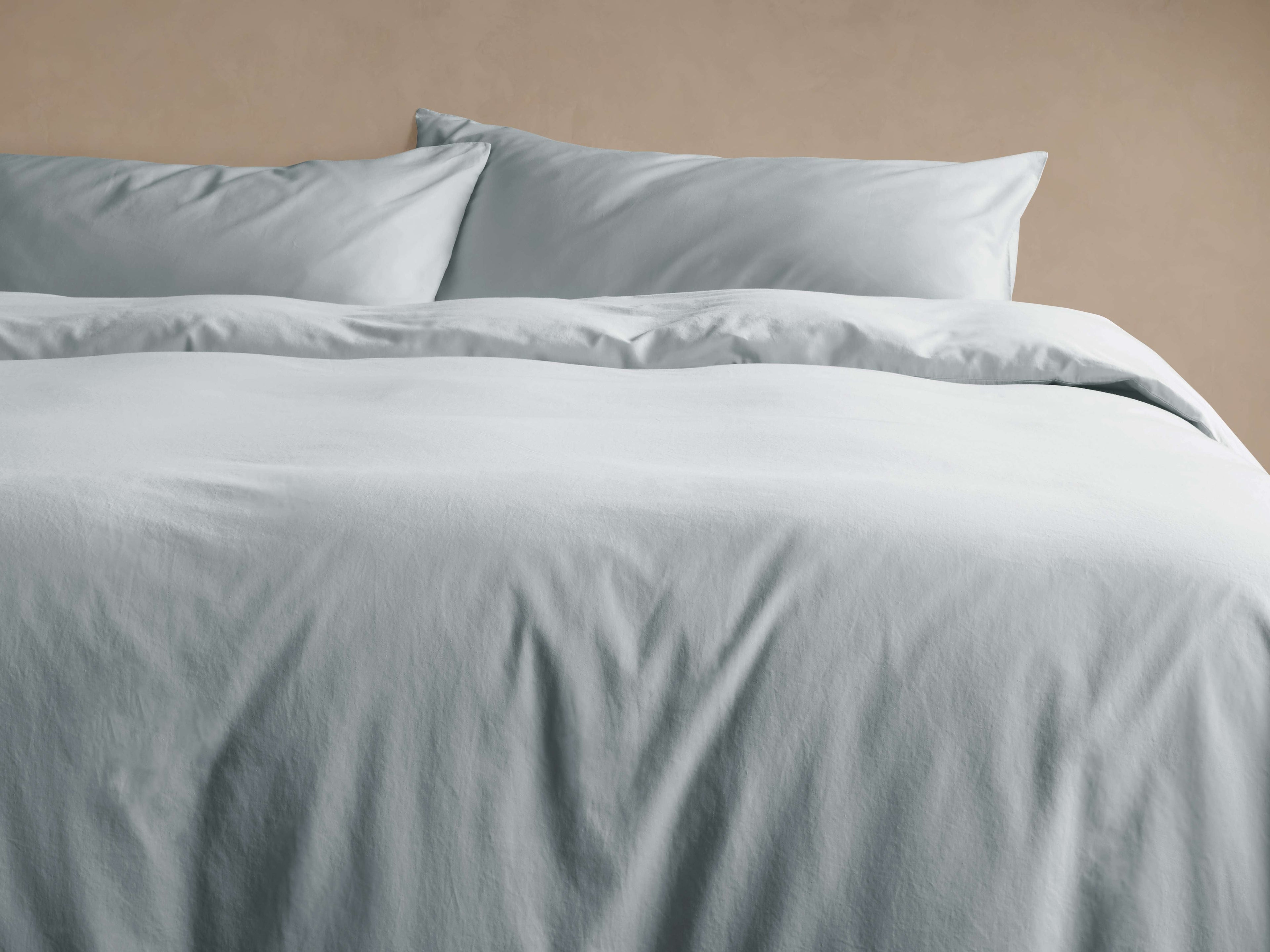 Parure de couette en satin italien teint en pièce, coloris ciel