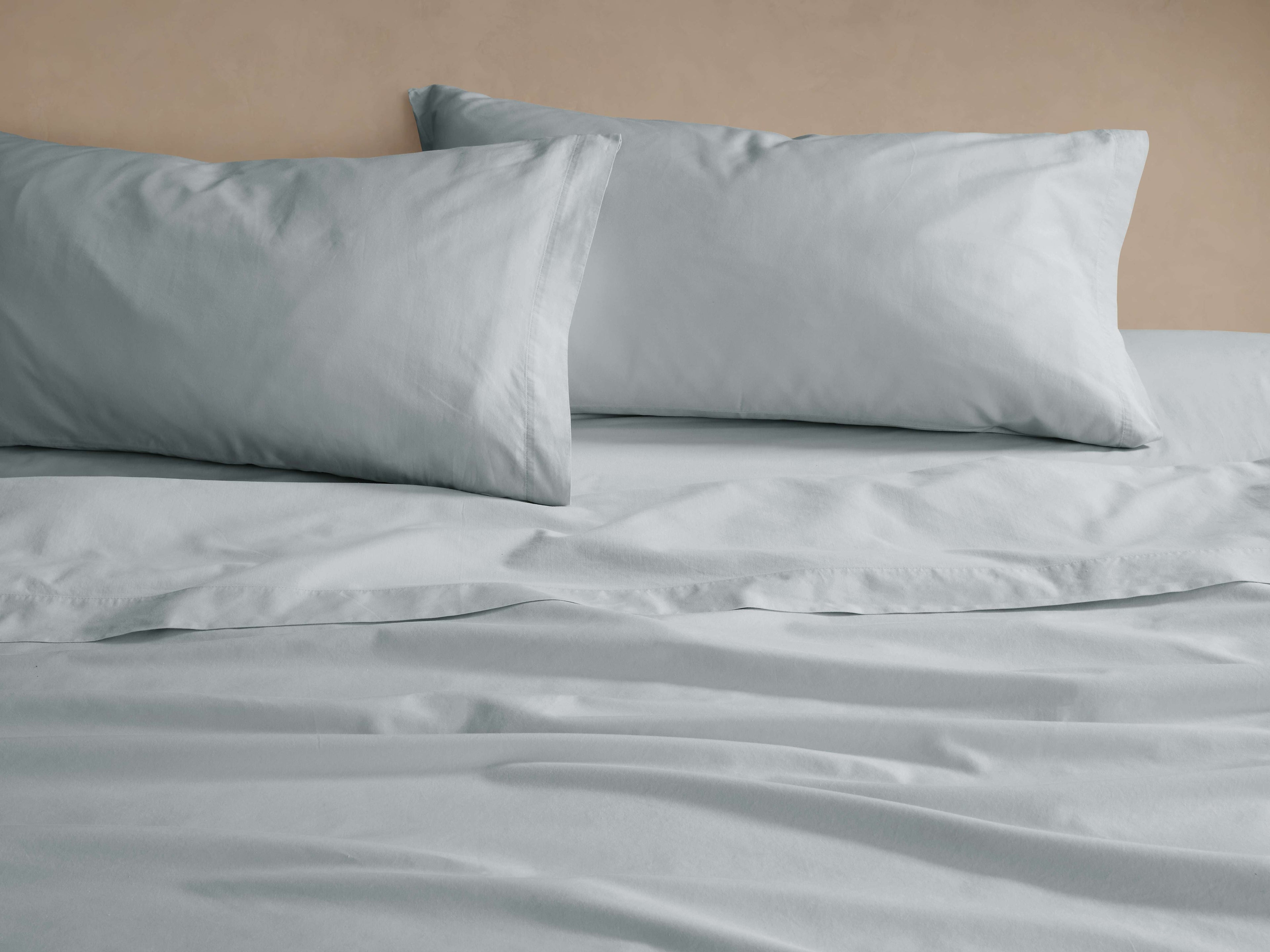 Parure de draps en satin italien teint en pièce, coloris ciel