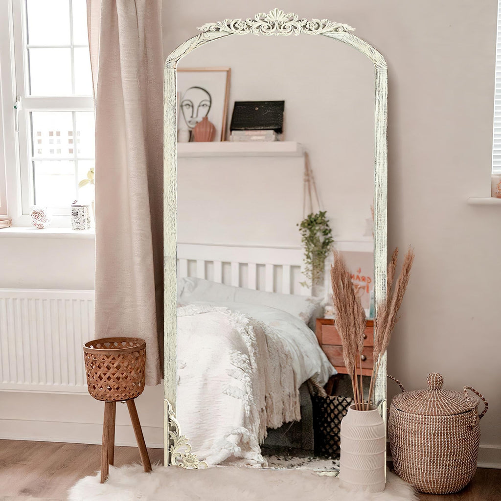 Miroir de sol sculpté en bois massif de forme arquée sur toute la longueur