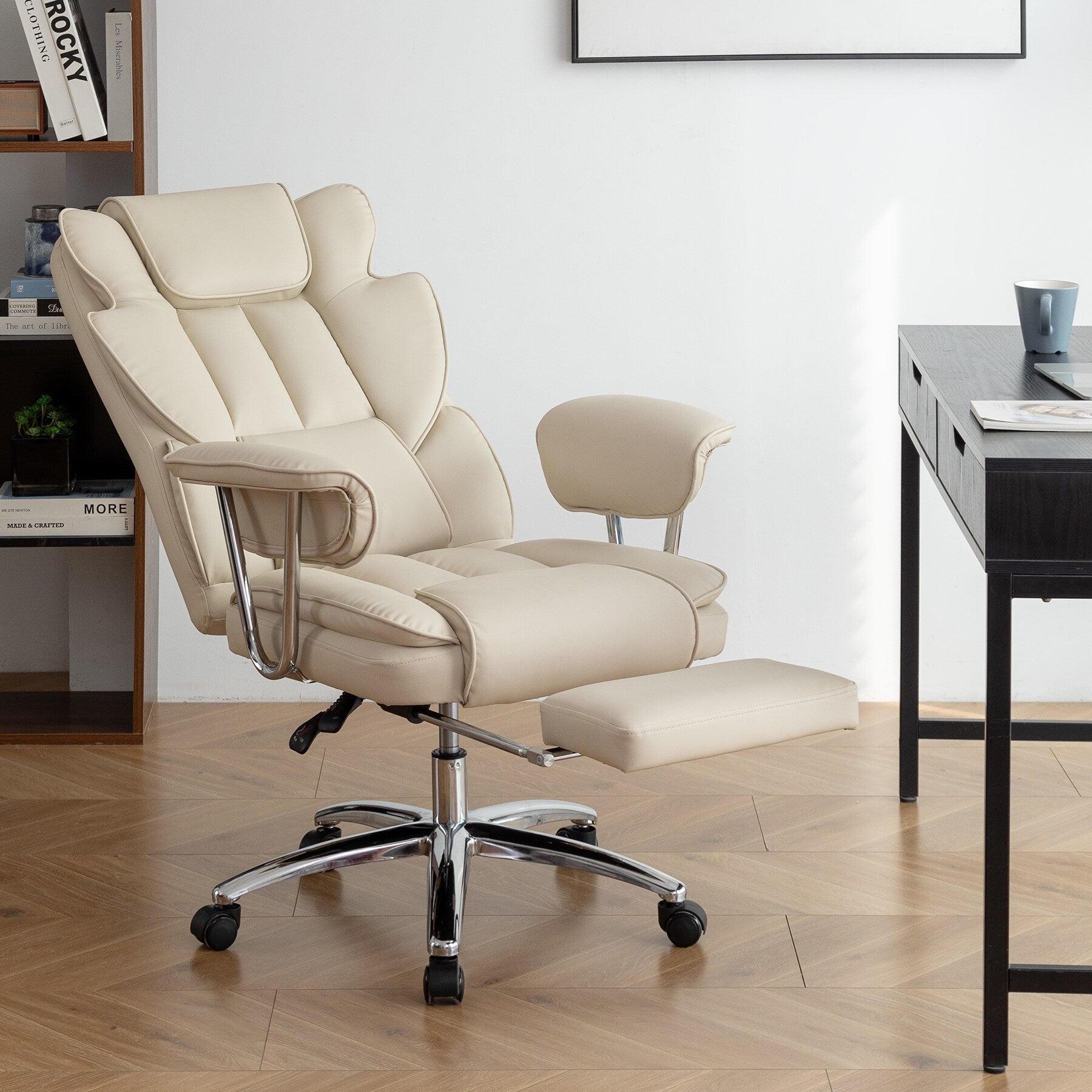 Fauteuil de bureau inclinable ergonomique pivotant à 360° en cuir reconstitué beige avec dossier haut et support lombaire, repose-pieds et hauteur réglable