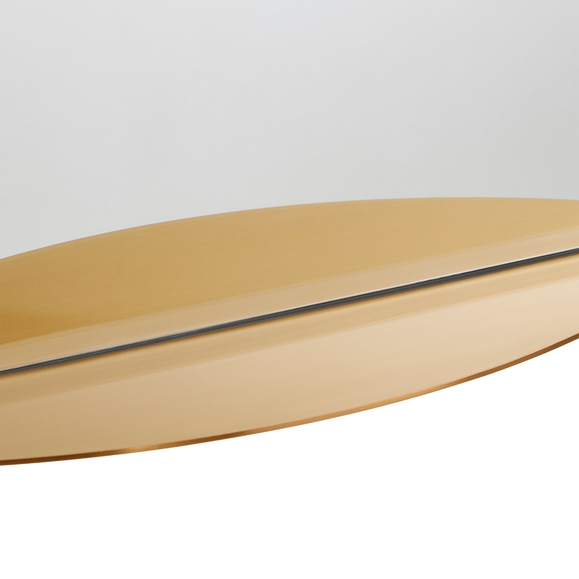 Miroir mural arqué en métal Concord avec étagère par iNSPIRE Q Bold