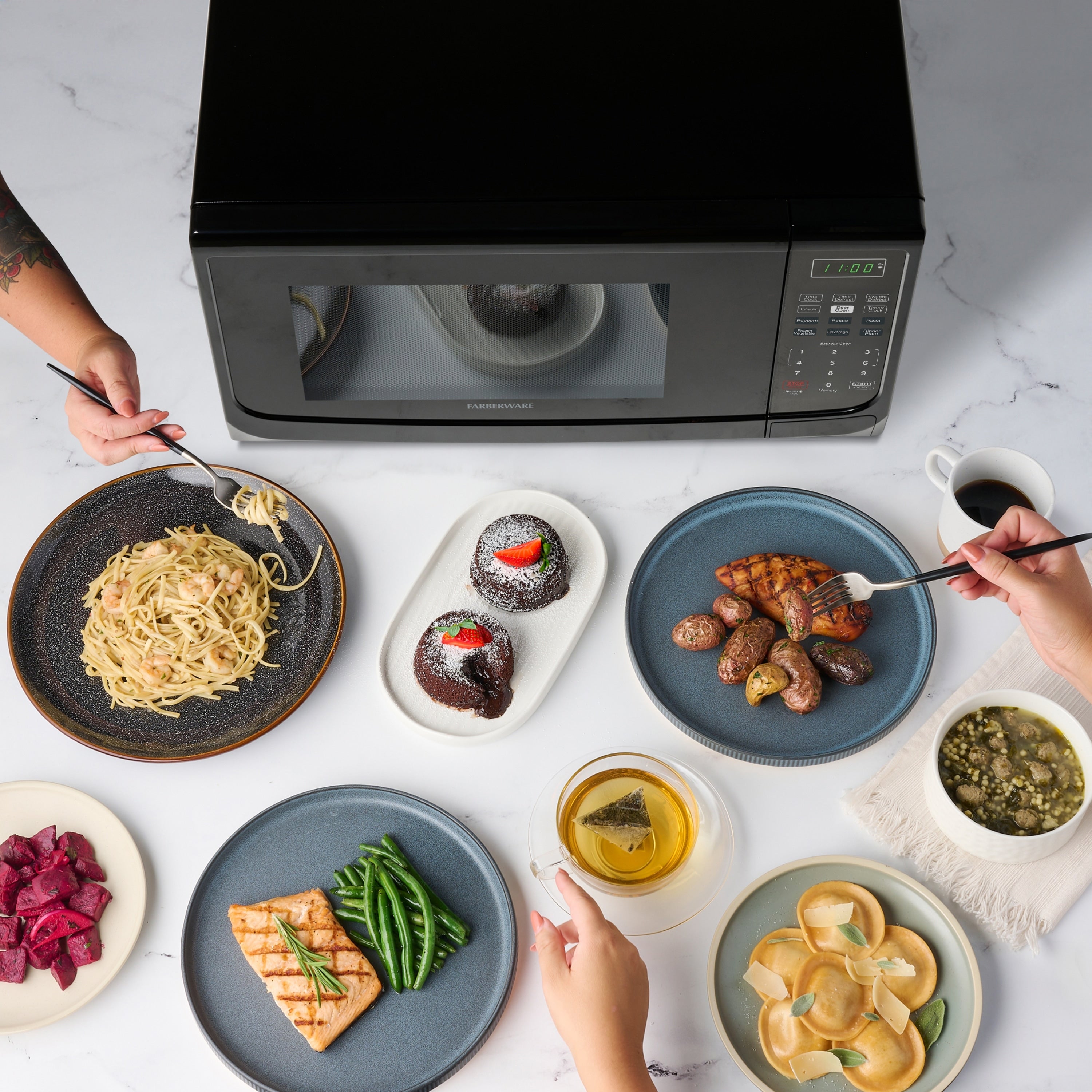 Four à micro-ondes de comptoir Farberware de 1 000 W et 1,1 pi³ avec éclairage LED et verrouillage enfant