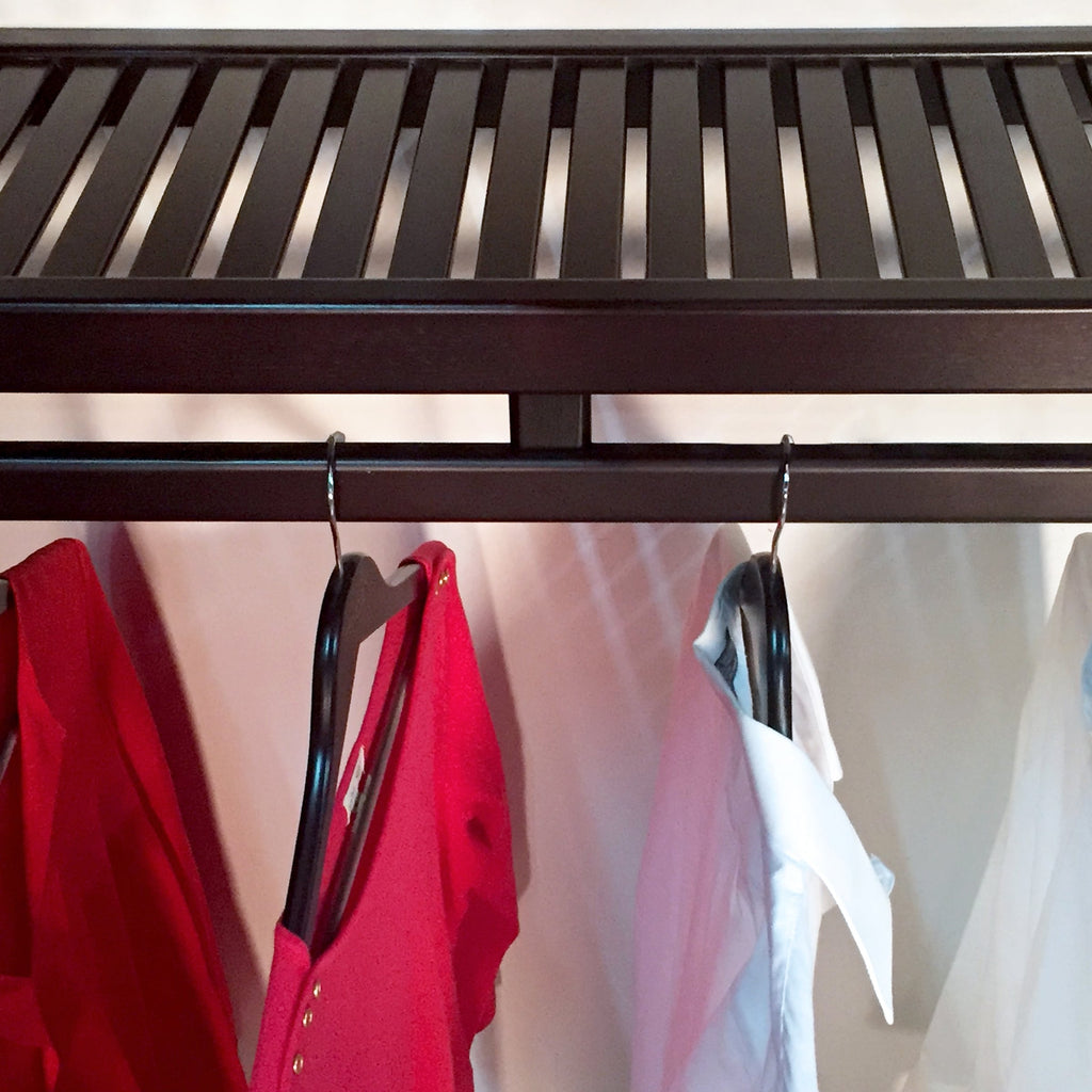 Système de placard intégré Simplicity en bois massif de John Louis Home, expresso