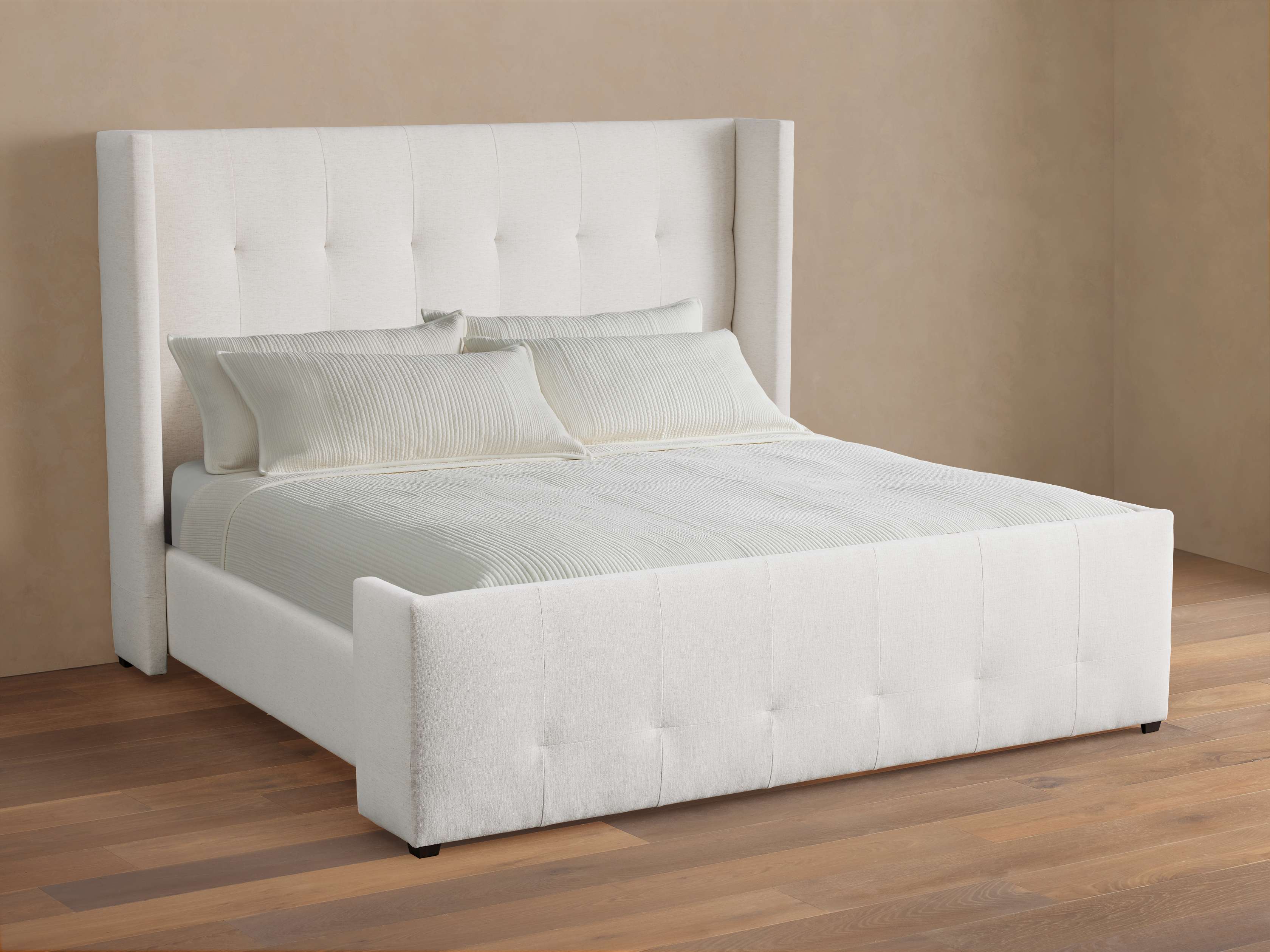 Lit Wyller à capitonnage carré avec pied de lit haut