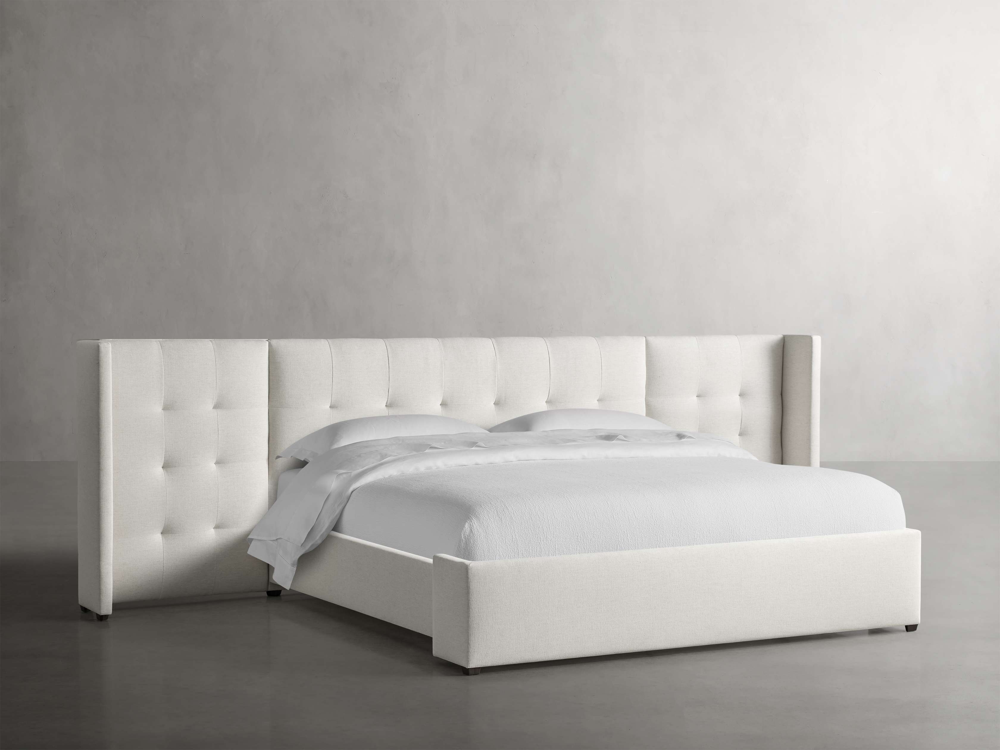 Lit Wyller à tête de lit allongée capitonnée et pied de lit bas