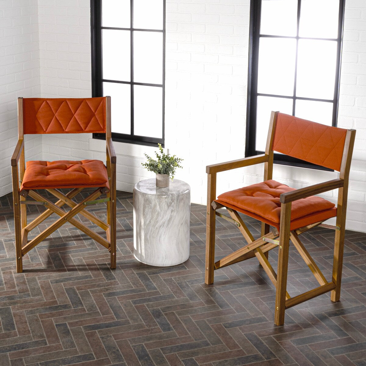 Chaise de réalisateur d'extérieur classique Theo, style milieu de siècle, pliable, en bois d'acacia, avec dossier matelassé en losanges et coussin (lot de 2) par JONATHAN Y